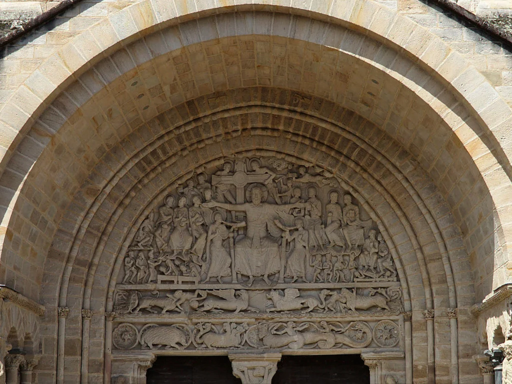 Tympan de l'Abbatiale Saint-Pierre