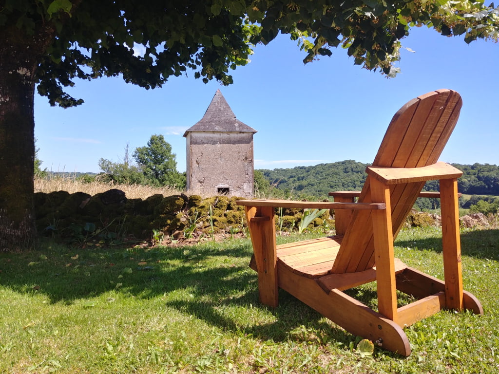 Un fauteuil qui invite à la détente et à la lecture sous le tilleul du Pech de Vigne