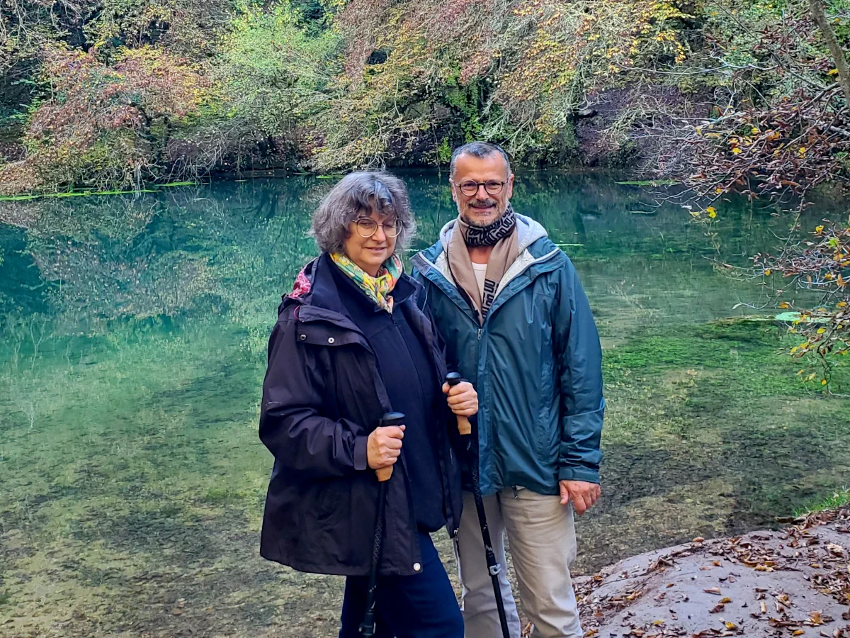 Isabelle et Pascal, les hôtes du gîte Le Pech de Vigne, en randonnée.