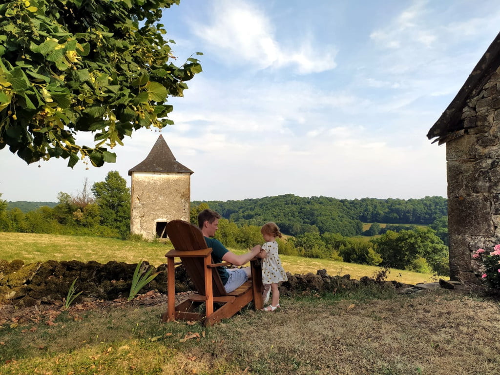 Scène reposante sous le tilleuil du gîte le Pech de Vigne