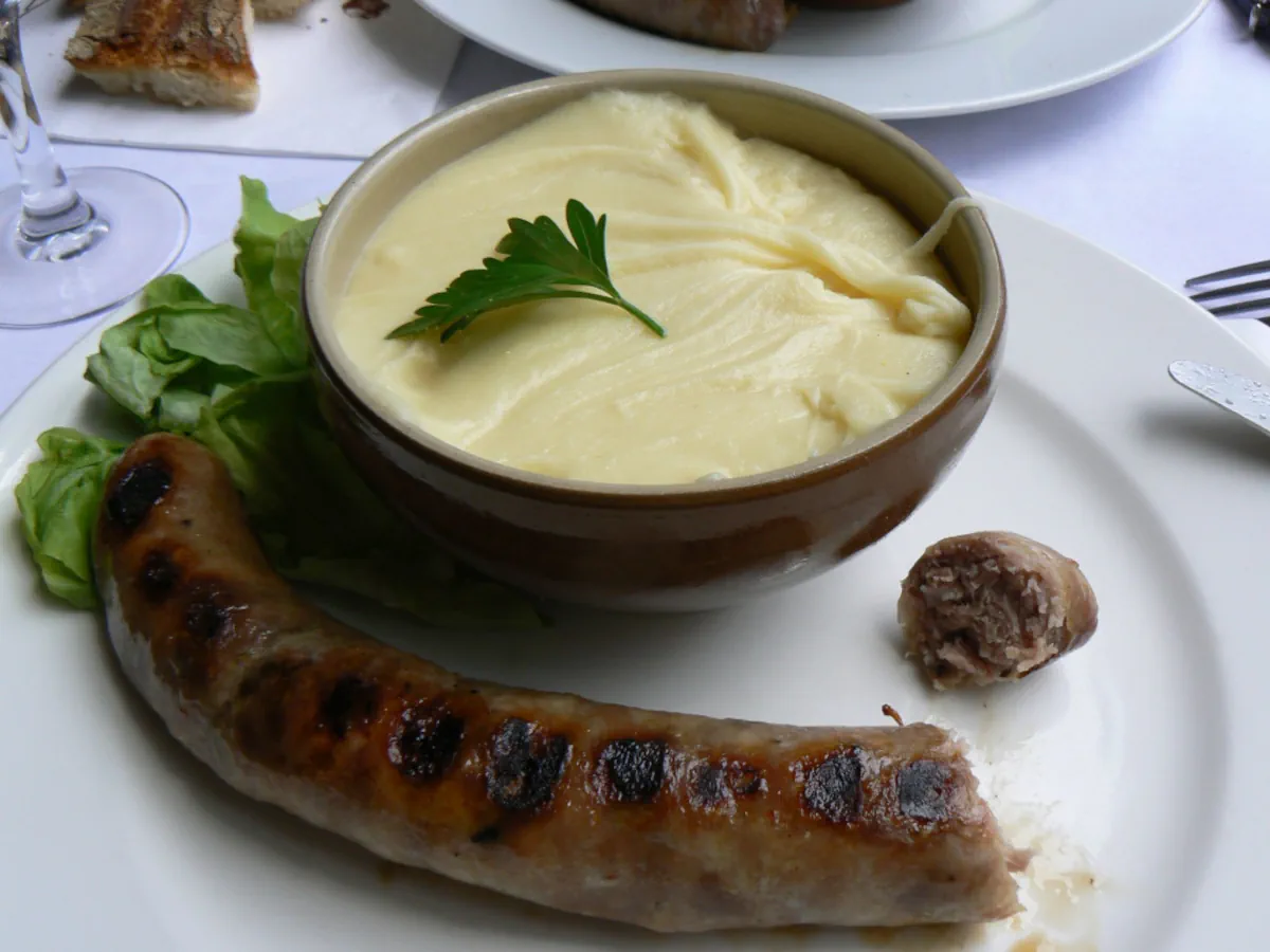 L'aligot servi avec une saucisse