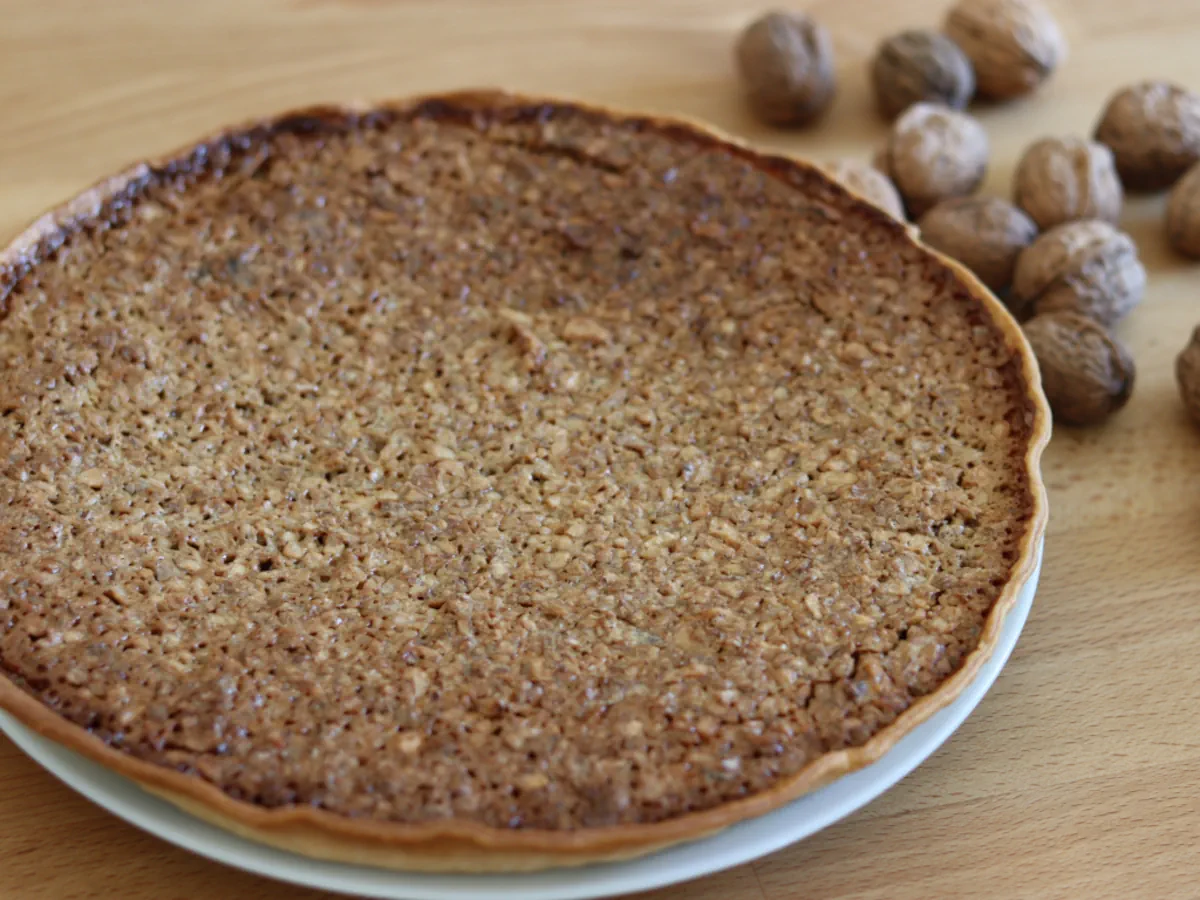 Une délicieuse tarte aux noix prête à être dégustée