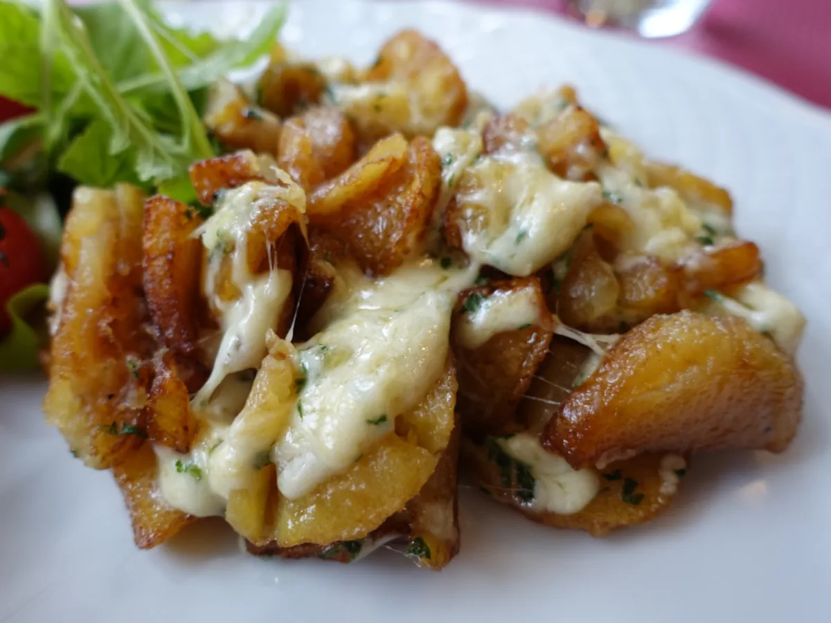 Assiette de truffade et sa salade verte