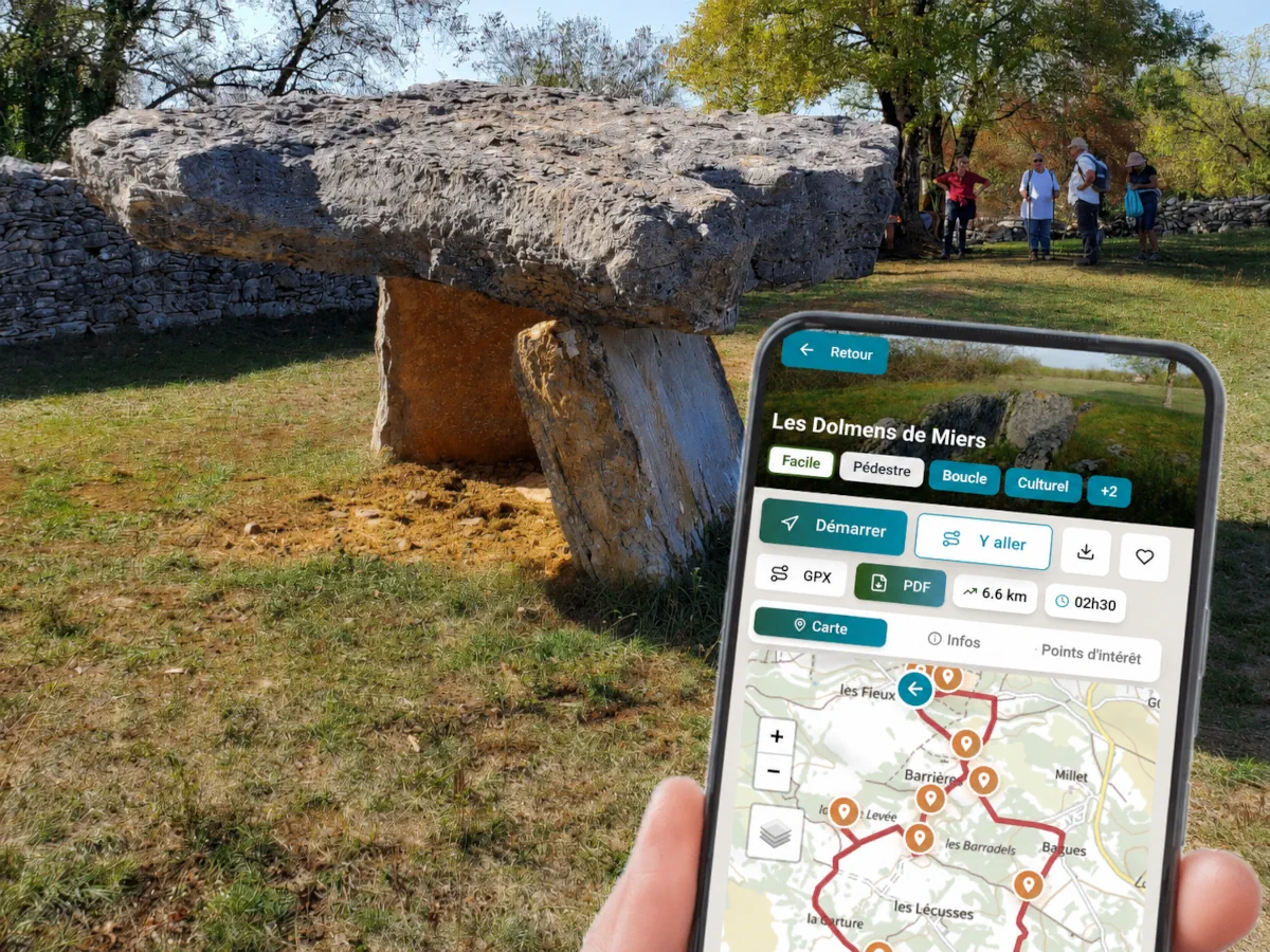 L'application "Lot Balades & Patrimoines" affichée sur un smartphone lors d'une randonnée