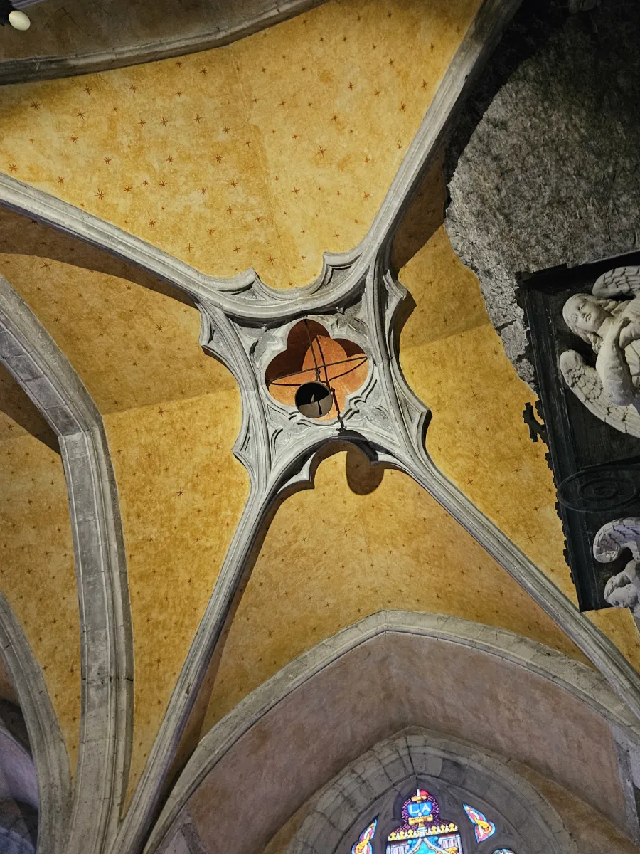 La cloche miraculeuse dans la basilique Saint-Sauveur de Rocamadour - © Le Pech de Vigne