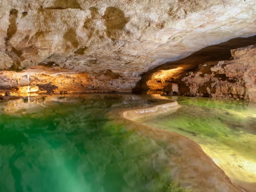 Lire la suite à propos de l’article Pourquoi y a-t-il autant de grottes et de gouffres dans le Lot ?