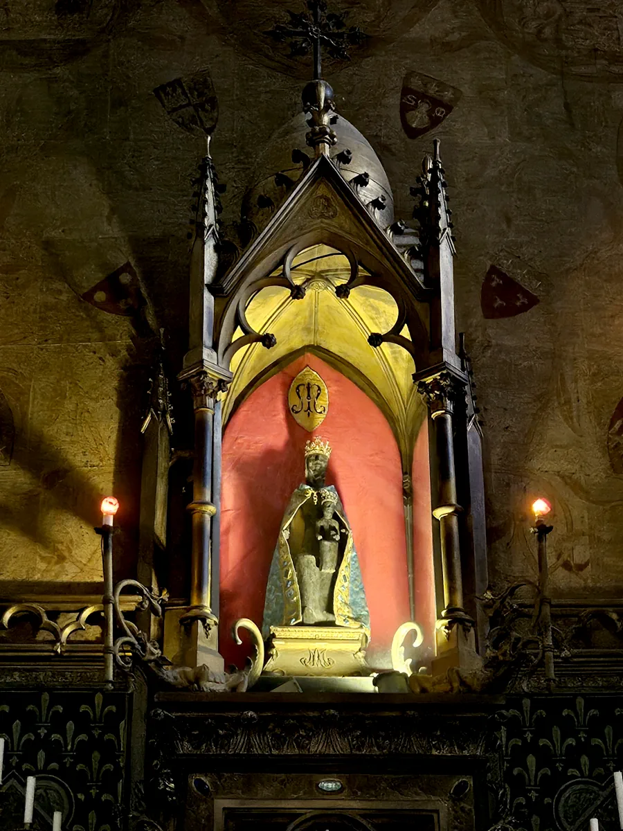 La Vierge Noire dans la basilique Saint-Sauveur de Rocamadour - © Le Pech de Vigne