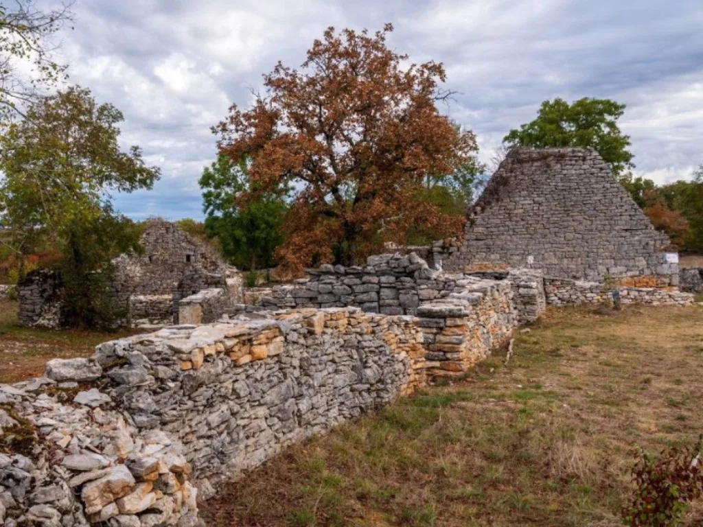 Le hameau abandonné de Barrières