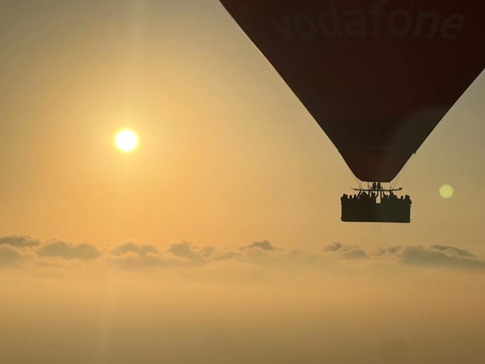 Vol en montgolfière au coucher du soleil