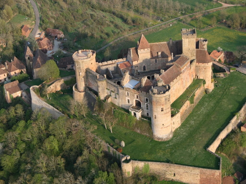 Vue aérienne du château Castelnau-Bretenoux