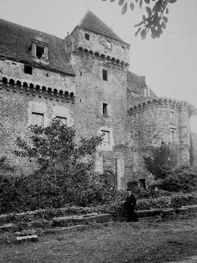 Mouliérat devant le château de Castelnau-Bretenoux