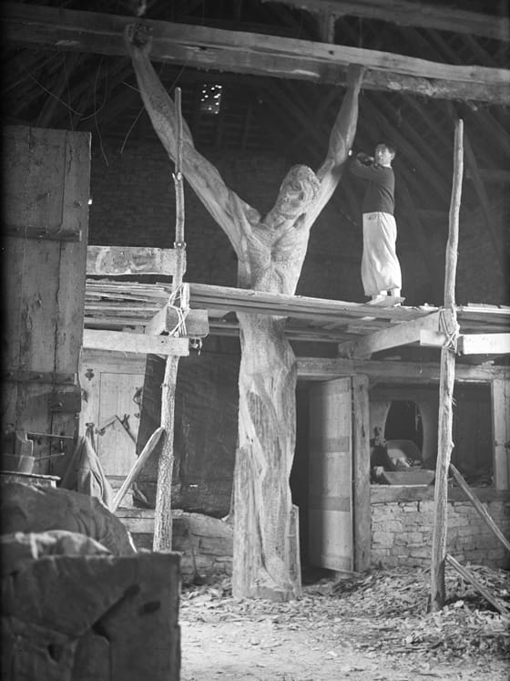 Ossip Zadkine dans son atelier des Arques