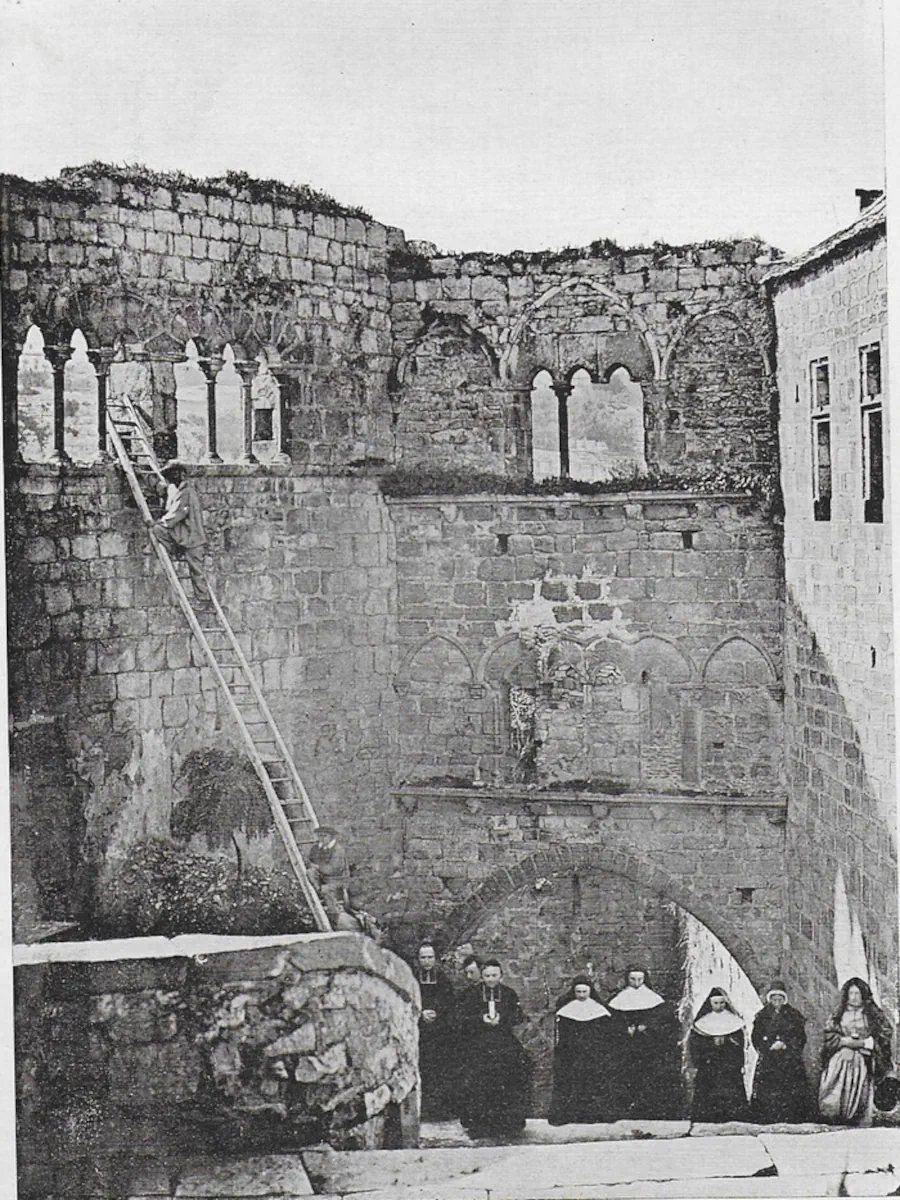 Les ruines du Palais des Évêques à Rocamadour avant sa restauration