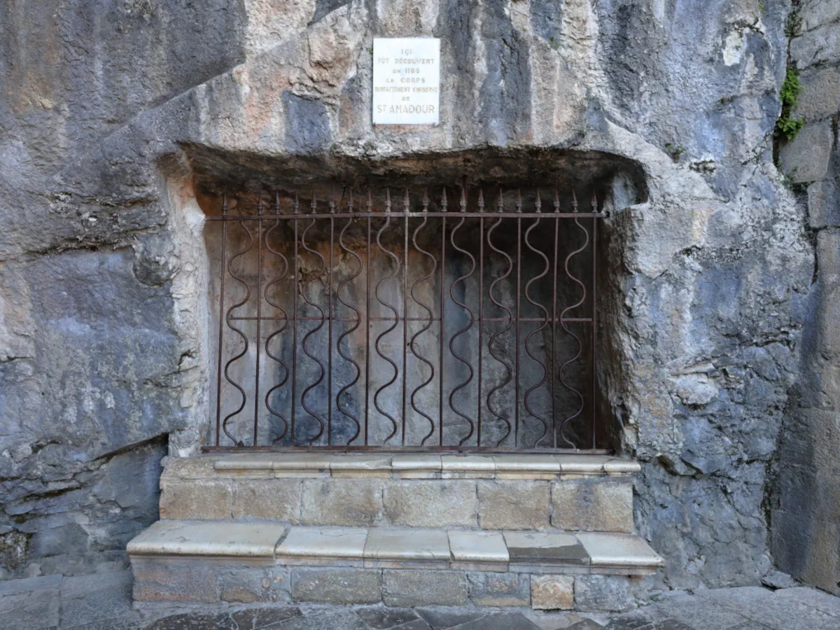 Le tombeau de Saint-Amadour visible dans le Sanctuaire