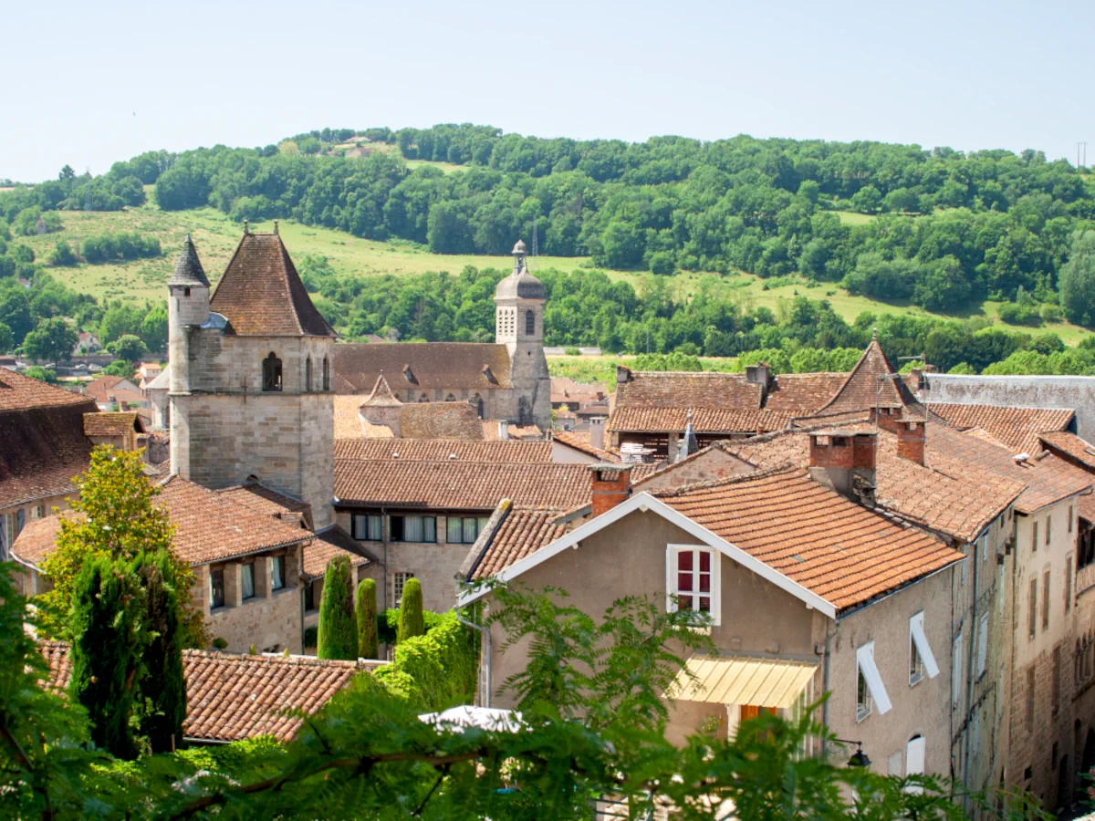 Figeac, cité médiévale - Vue lointaine sur les toits en tuiles