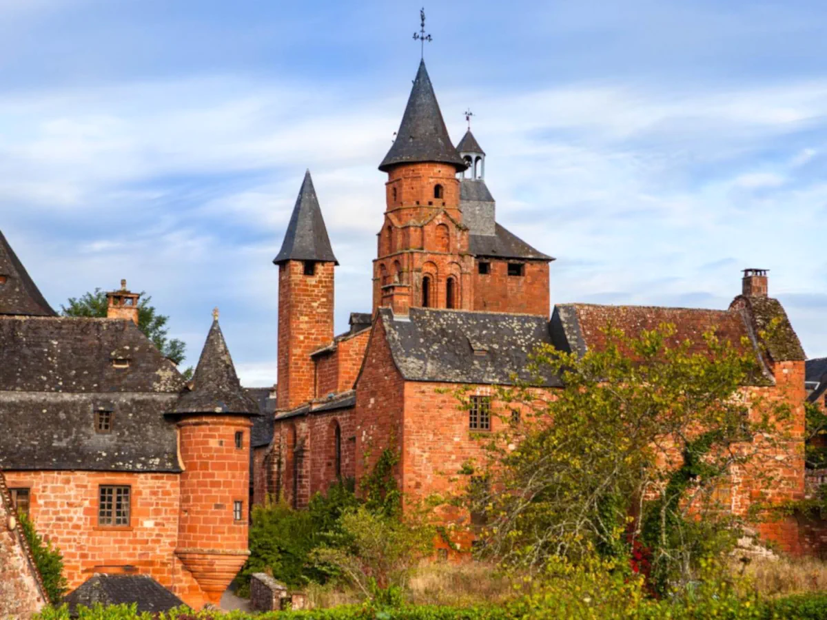 Le village de Collonges et sa remarquable architecture de grès rouge