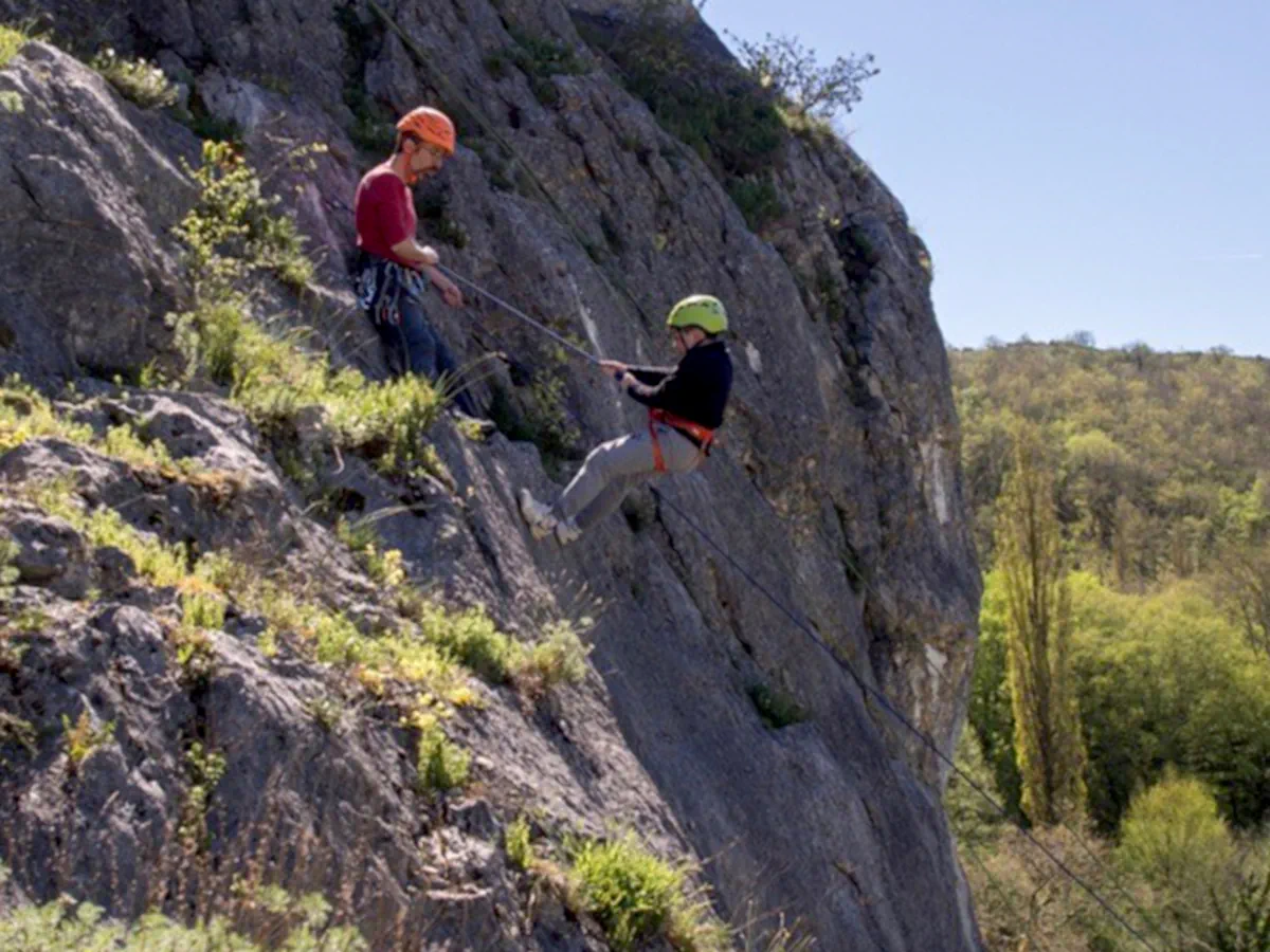 Deux grimpeurs en cours d'escalade d'une falaise du Lot