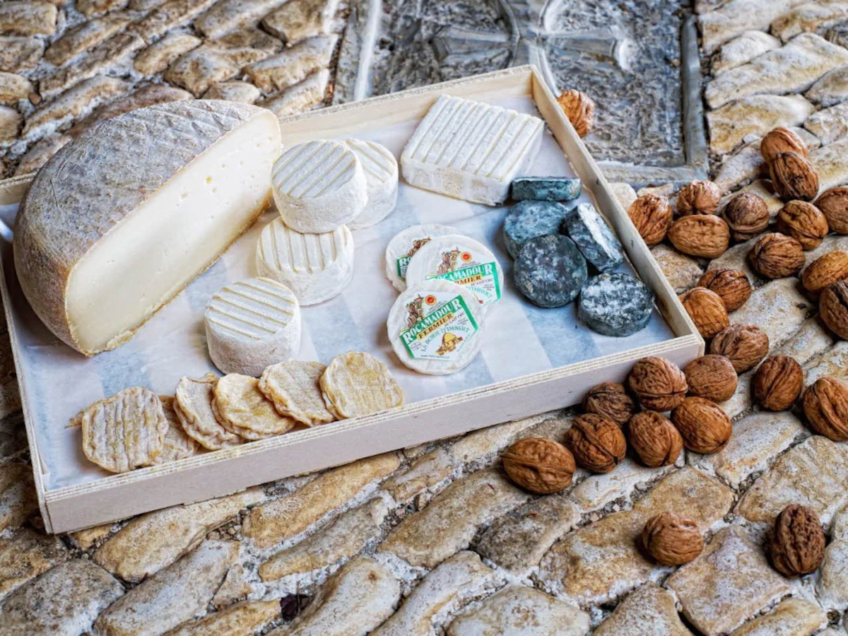 Quelque uns des produits du terroir du Lot : noix, fromage Rocamadour...