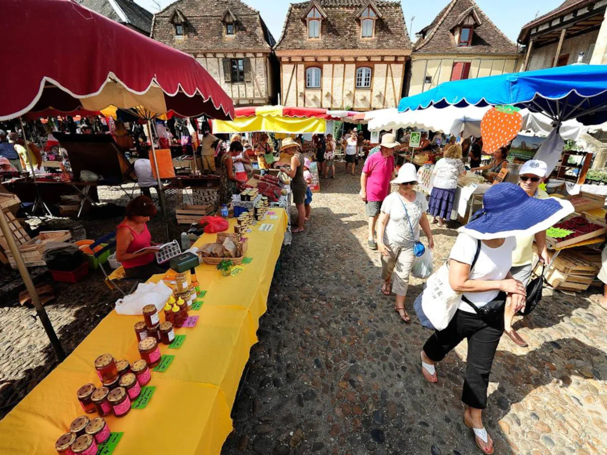 Un marché à Bretenoux sur la magnifique place des Consuls.