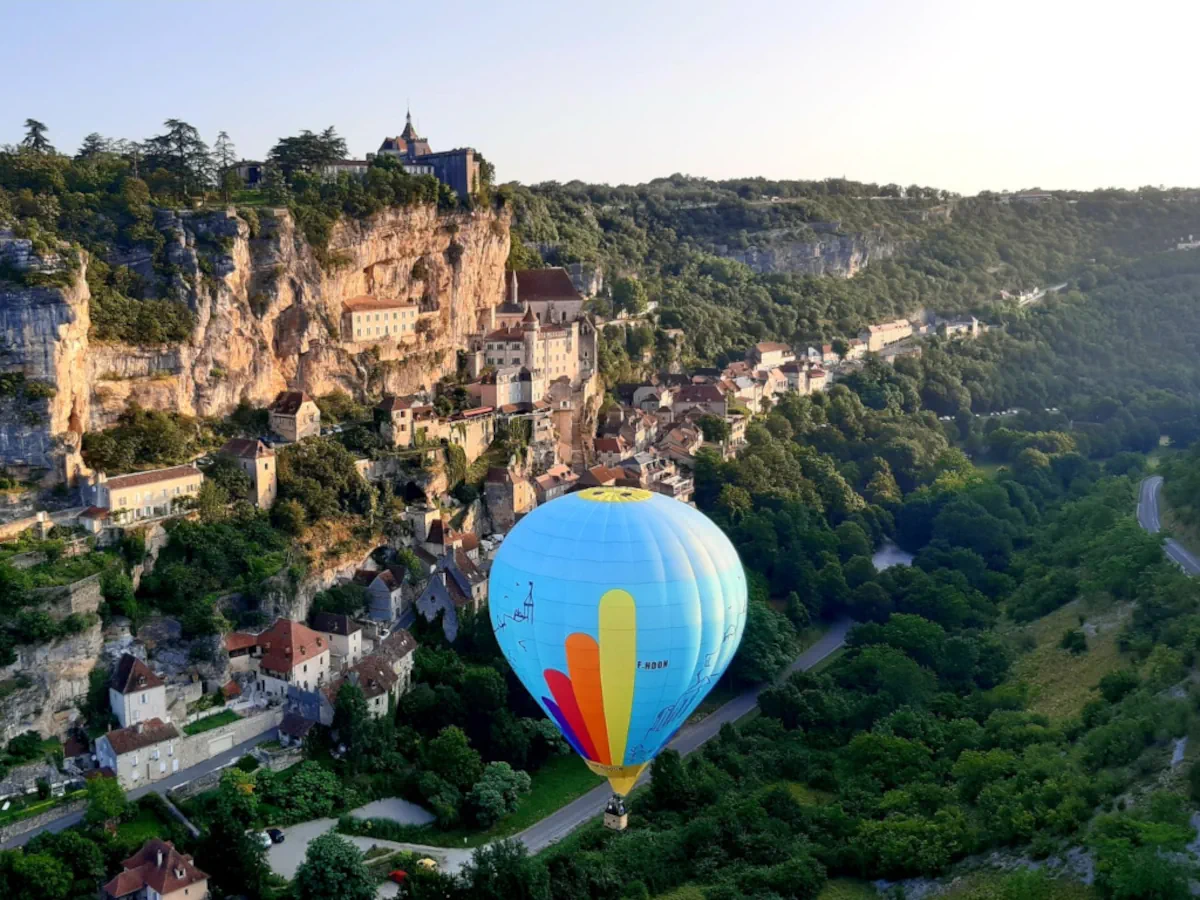 Montgolfière survolant la vallée de l'Alzou à Rocamadour