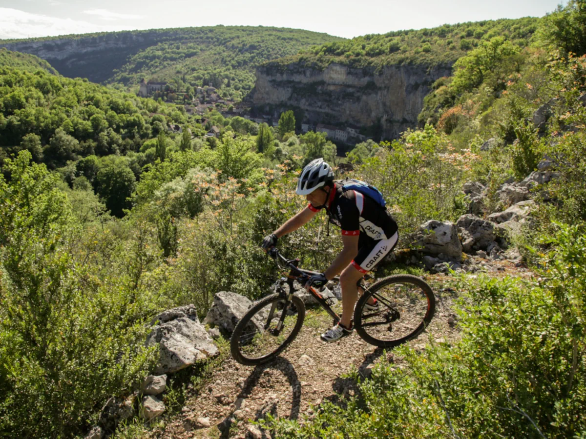 Un pratiquant de VTT sur les chemins du causse du Lot