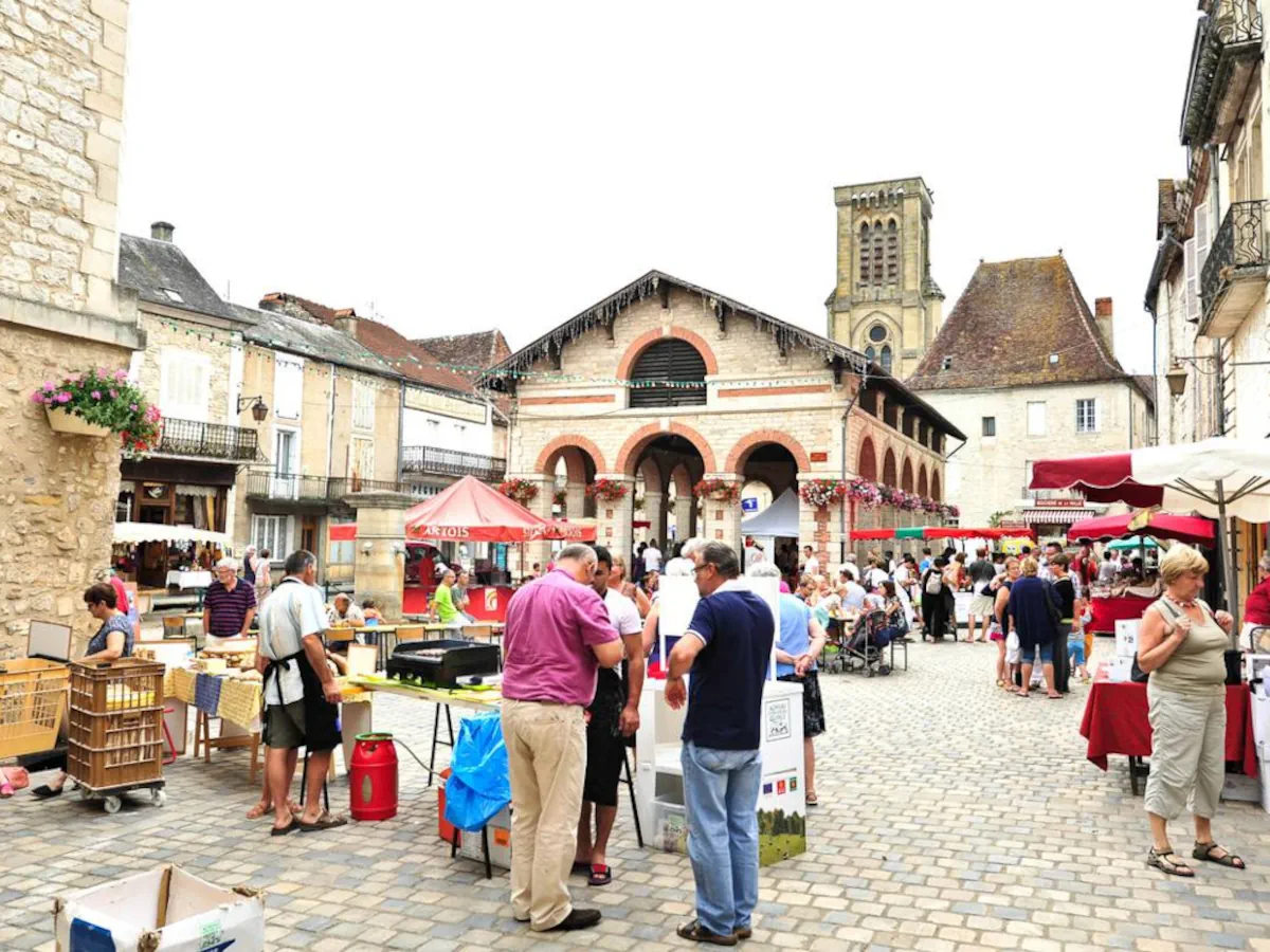 Marché place de la Halle à Gramat (Lot, Occitanie)