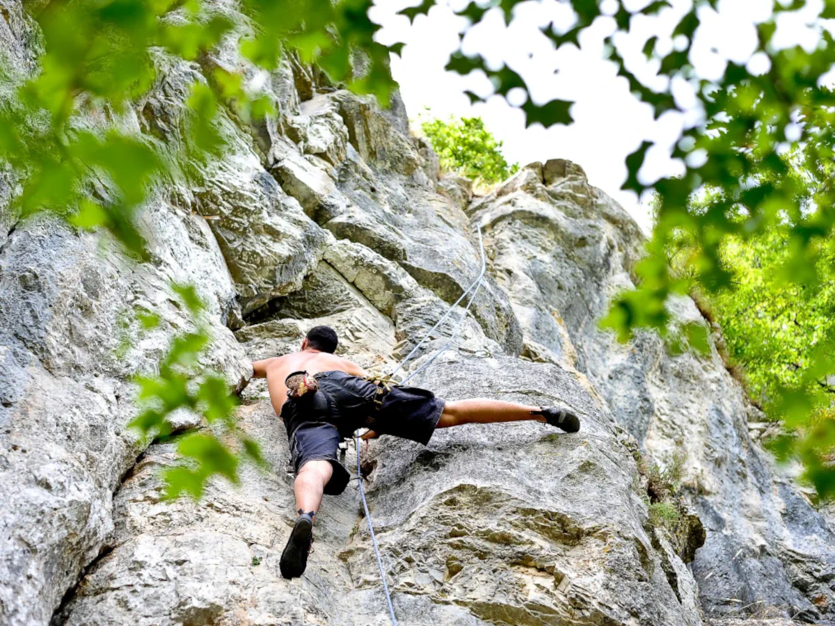 Un grimpeur à l'assaut des falaises d'Autoire