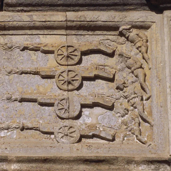 Artilleurs et canons, détail du décor sculpté de la façade sur cour du château d'Assier