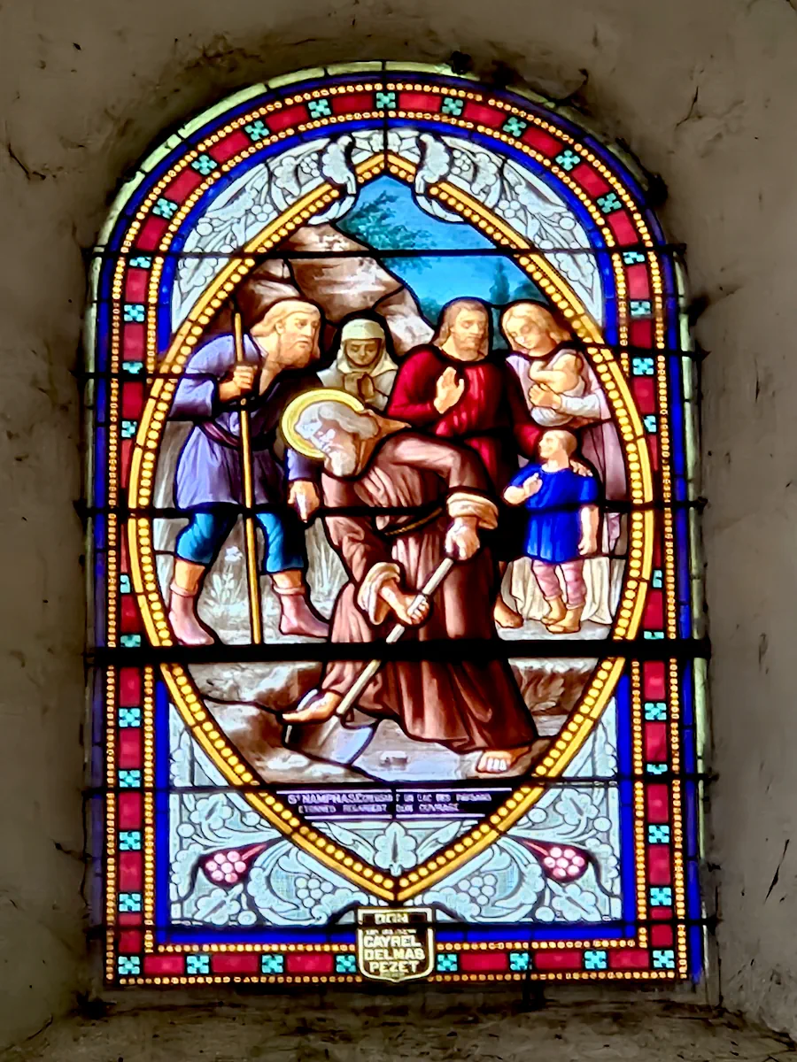 Vitrail de Namphaise creusant un lac (église de Saint-Martin à Canaic-du-Causse, lot)