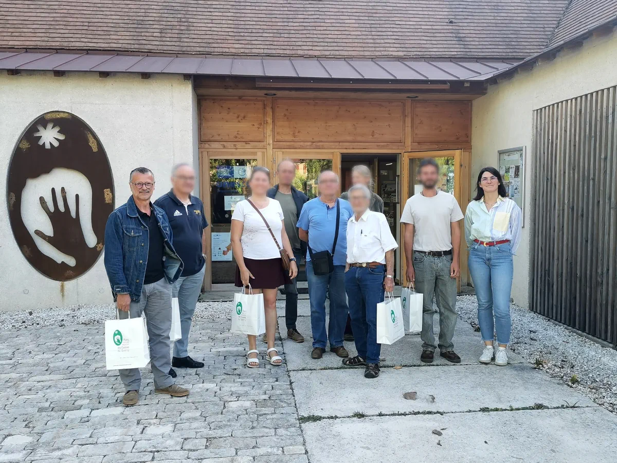 Des volontaires pour le protocole de mesures du ciel étoilé réunis à la Maison du Parc (Labastide-Murat)