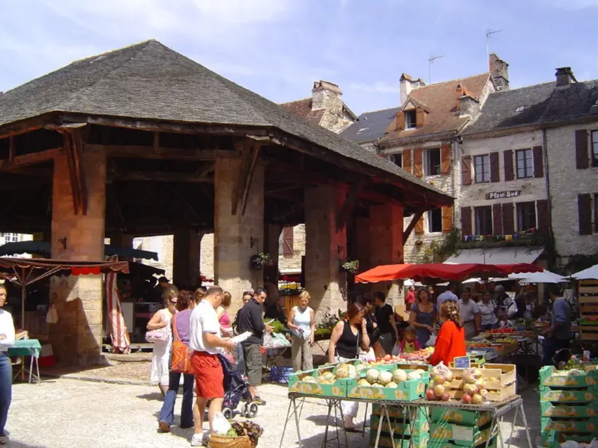 Marché de producteurs place de la Halle à Martel