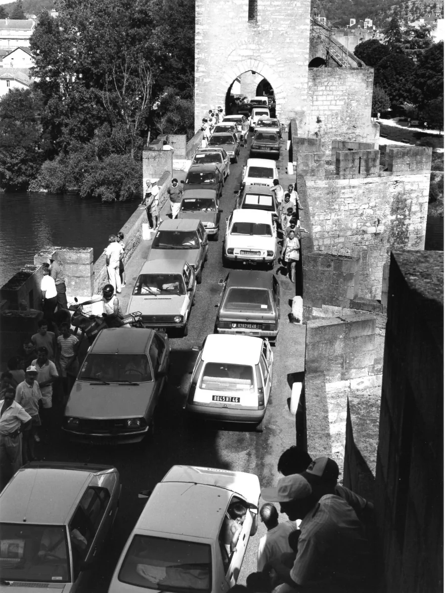 Le pont Valentré envahi par la circulation vesr les années 1990