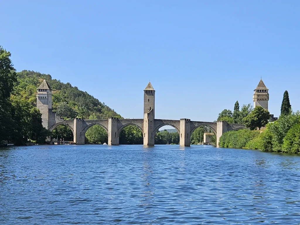 Lire la suite à propos de l’article Pont Valentré à Cahors : l&rsquo;histoire du pont que le Diable voulait inachevé