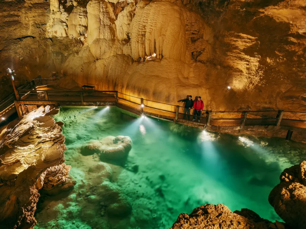 Lire la suite à propos de l’article Quelle grotte visiter dans le Lot ? Notre guide comparatif des 5 plus beaux sites